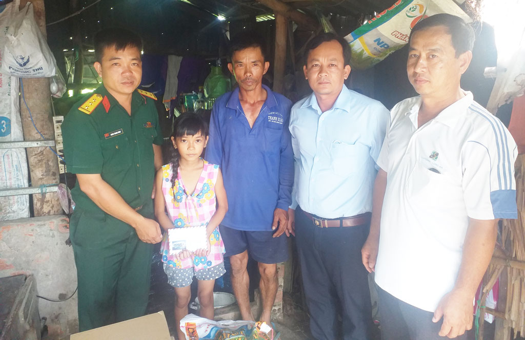 Cán bộ, chiến sĩ Đại đội Bộ binh huyện Vĩnh Hưng tặng quà học sinh nghèo đơn vị nhận đỡ đầu