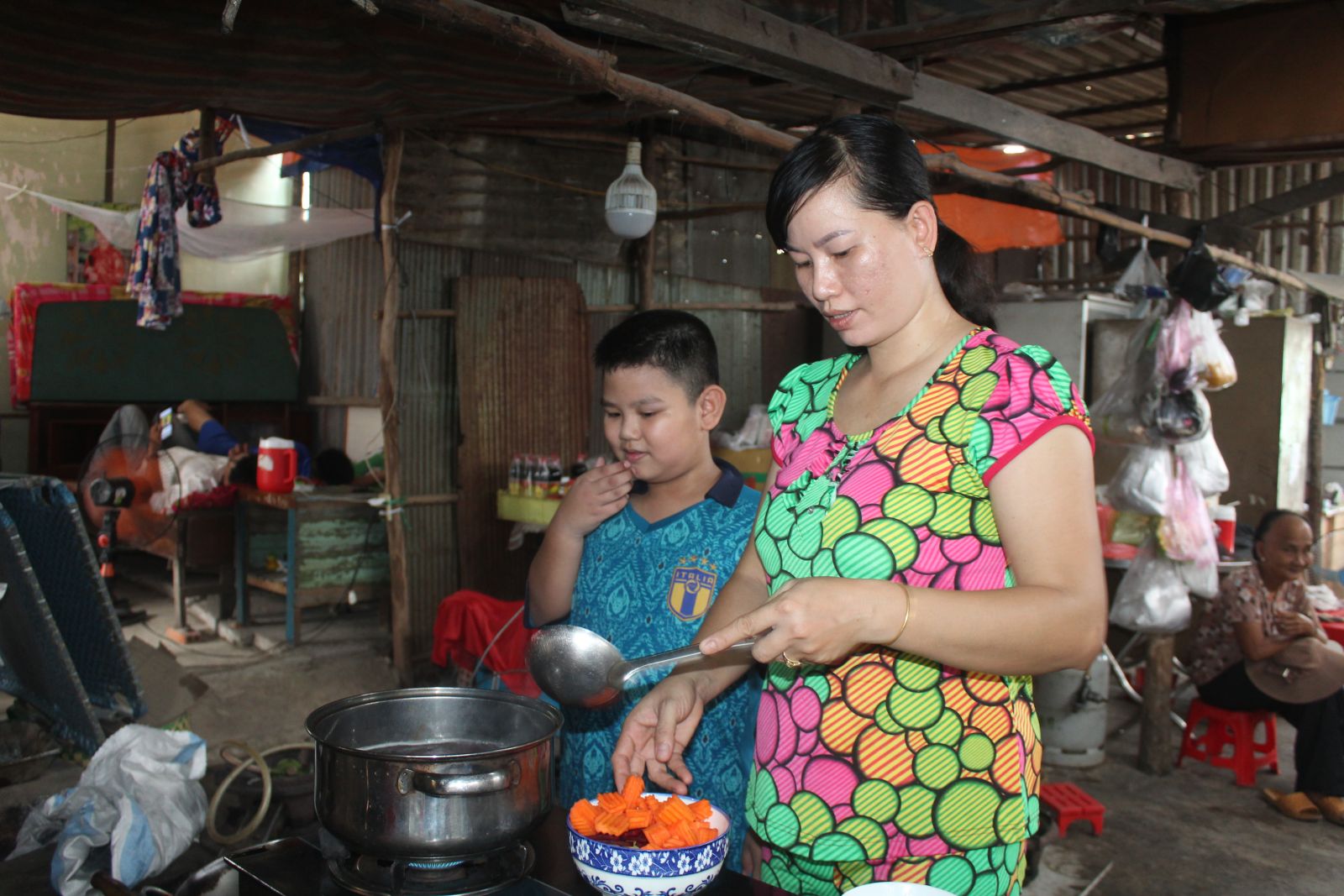 Bà Bùi Thị Kim Trọng là 1 trong 2 hộ kinh doanh tại khu phố 1B, thị trấn Cần Đước qua rà soát, bình xét công khai đủ điều kiện được hỗ trợ theo Nghị quyết số 42