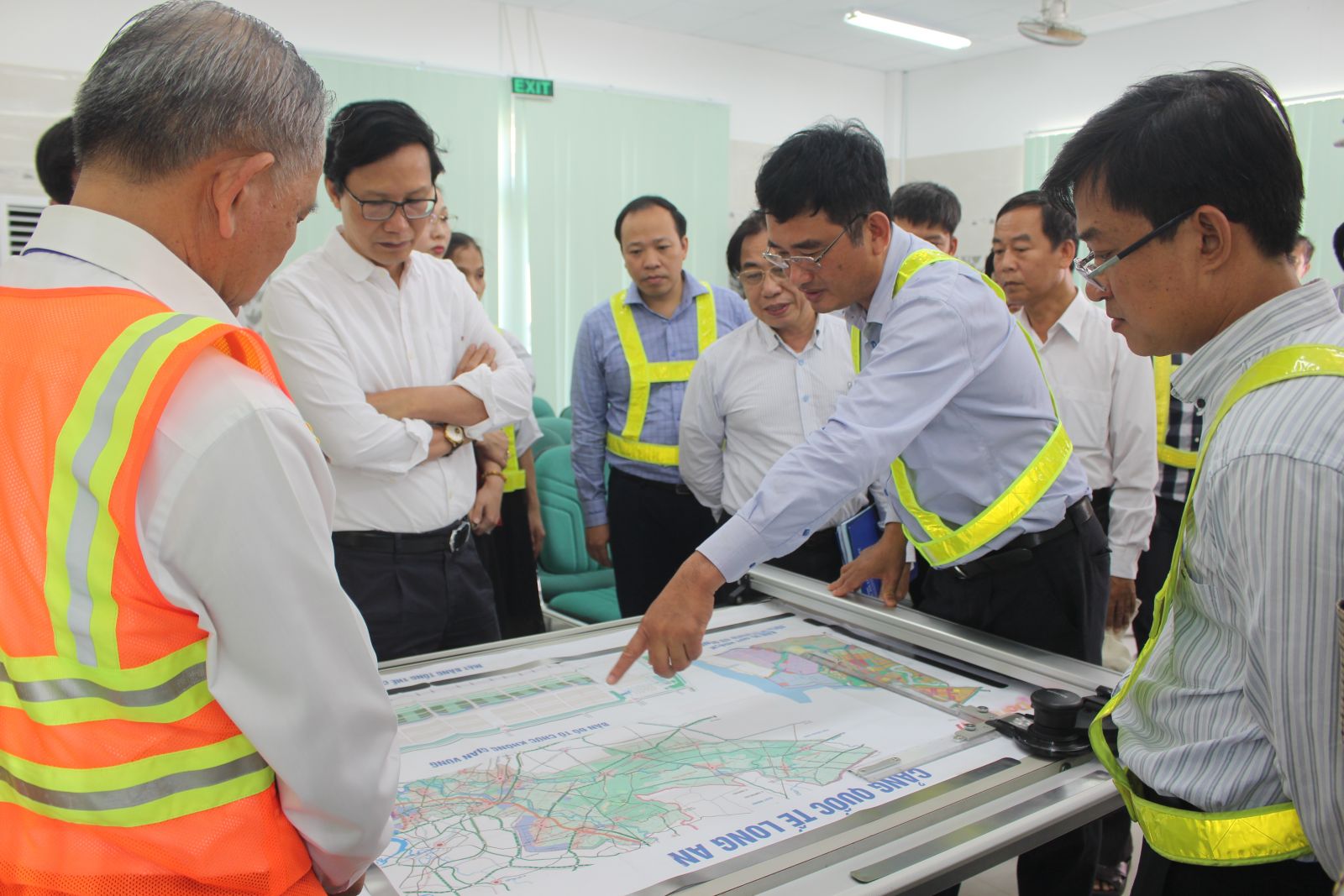 Thứ  Trưởng Bộ Xây dựng – Nguyễn Đình Toàn xem bản đồ quy hoạch tại Cảng Quốc tế Long An