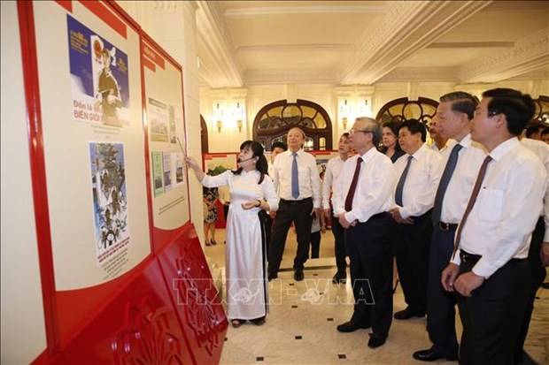 Head of the Party Central Committee’s Information and Education Commission Vo Van Thuong and Party officials look at the award-winning works (Photo: VNA)
