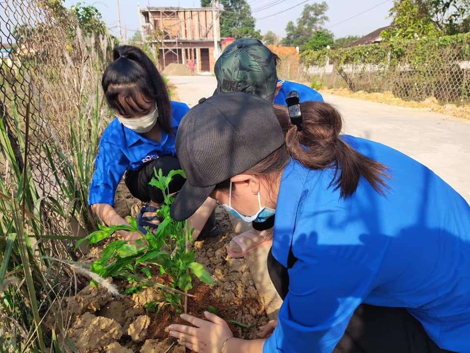 Đoàn viên tham gia hưởng ứng các hoạt động làm đẹp cảnh quan môi trường