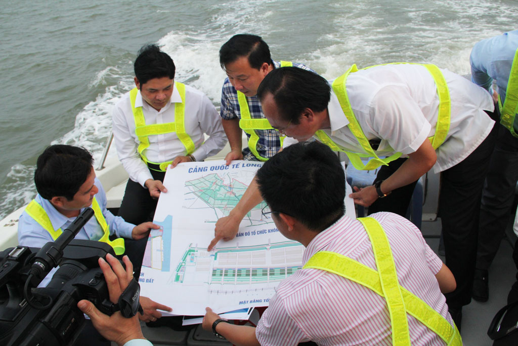 Provincial leaders survey investment progress of Long An International Port