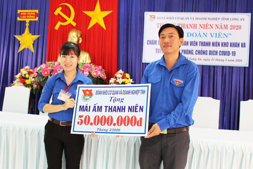 Trao tiền hỗ trợ cho đoàn viên Nguyễn Thị Thu Thảo, làm việc tại phân xưởng 2