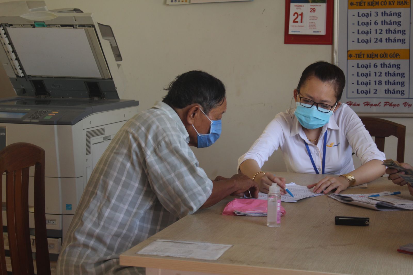 Hiệu quả chi trả trợ cấp ưu đãi người có công qua hệ thống bưu điện Chi trả trợ cấp ưu đãi người có công tại bưu điện xã