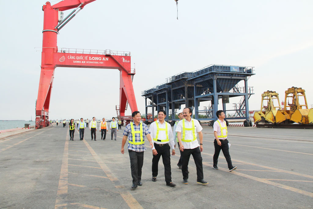 Provincial leaders survey investment progress of Long An International Port
