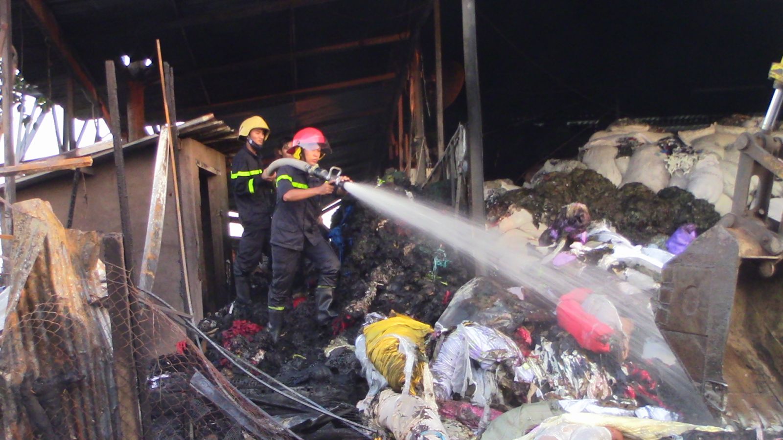 Lực lượng chữa cháy tại một nhà kho phế liệu ở phường 5, TP.Tân An