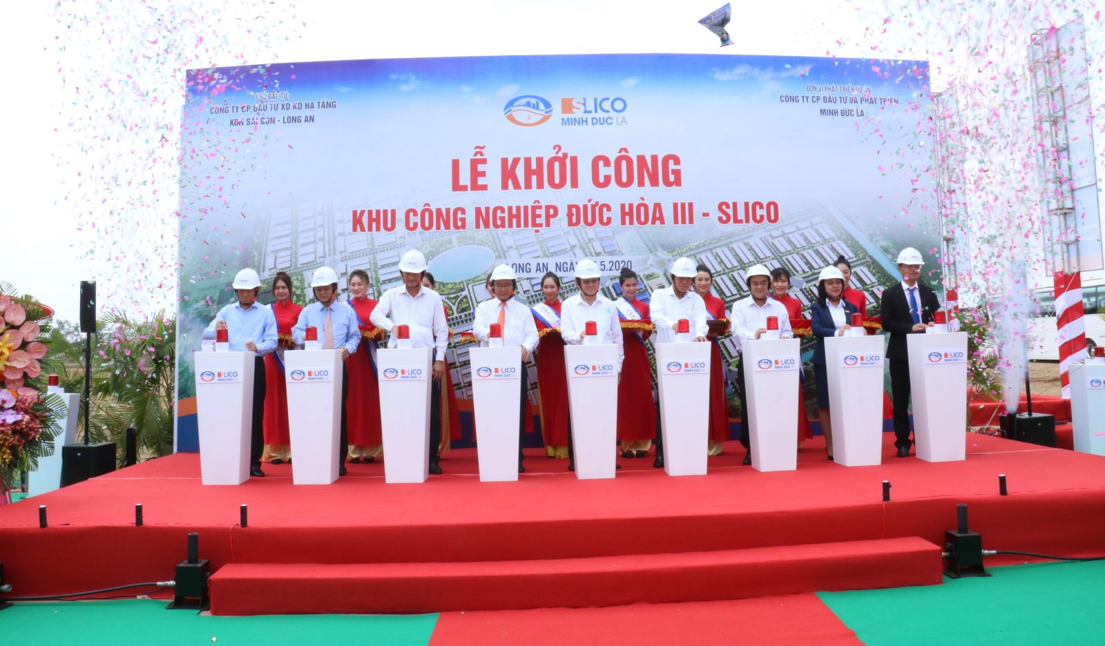 Đại biểu thực hiện nghi lễ khởi công