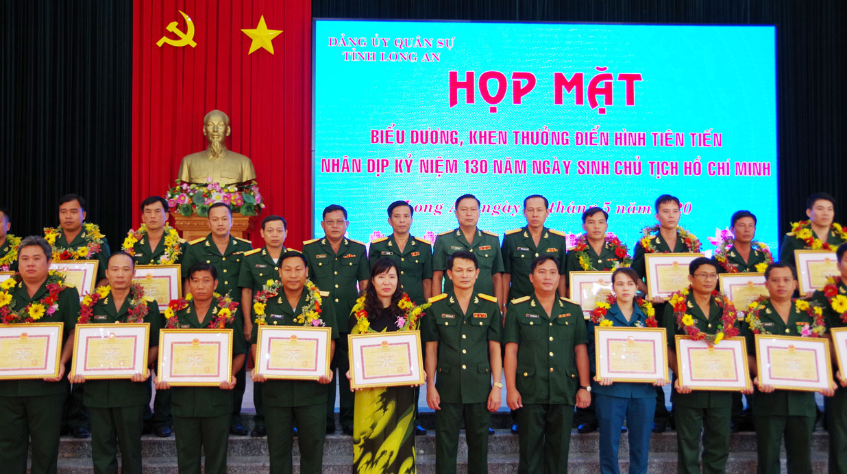 Bộ CHQS tỉnh Long An khen thưởng các tập thể, cá nhân có thành tích xuất sắc