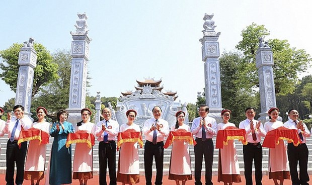 PM cuts ribbon to launch temple dedicated to President Ho’s ancestors PM Nguyen Xuan Phuc (sixth from right) cuts the ribbon to inaugurate a temple dedicated to the ancestors of President Ho Chi Minh in Kim Lien commune, Nam Dan district, the central province of Nghe An. (Photo: VPG)