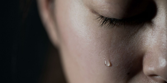 Người ta nghĩ chị khóc vì hạnh phúc, còn chị biết mình đang khóc cho những nỗi đau . (Ảnh minh hoạ)
