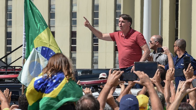 Tổng thống Jair Bolsonaro tham gia cùng người biểu tình phản đối giãn cách xã hội ở Brasilia ngày 19/4. Ảnh: Reuters