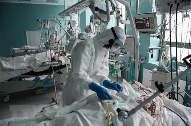 Nhân viên y tế chăm sóc bệnh nhân mắc COVID-19 tại một bệnh viện ở Moskva, Nga ngày 14/5/2020. (Ảnh: THX/TTXVN)
