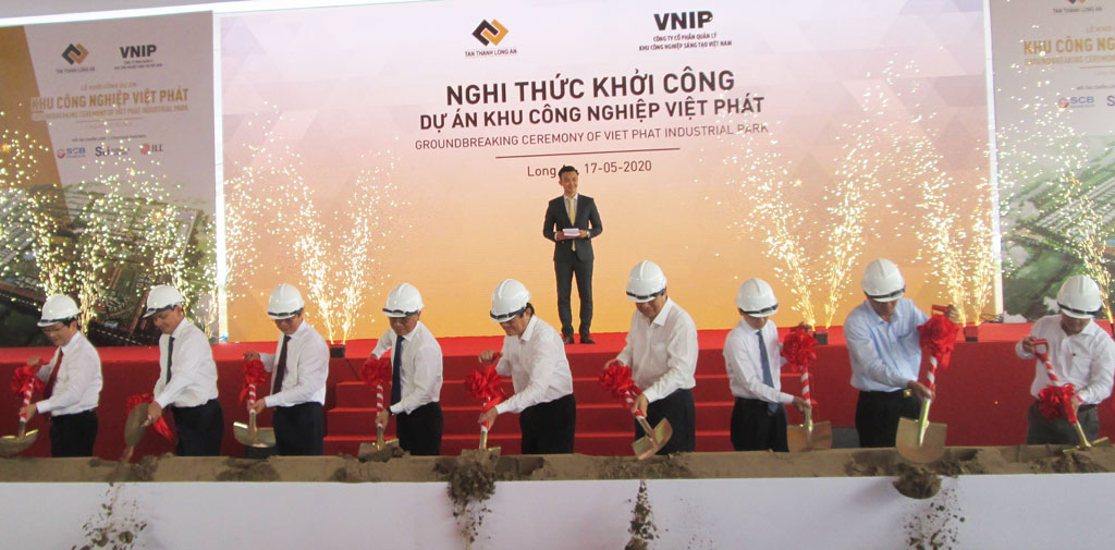 Former State President - Truong Tan Sang (4th, L) and Secretary of the Provincial Party Committee, Chairman of Provincial People's Council - Pham Van Ranh (5th, L) perform the groundbreaking ceremony