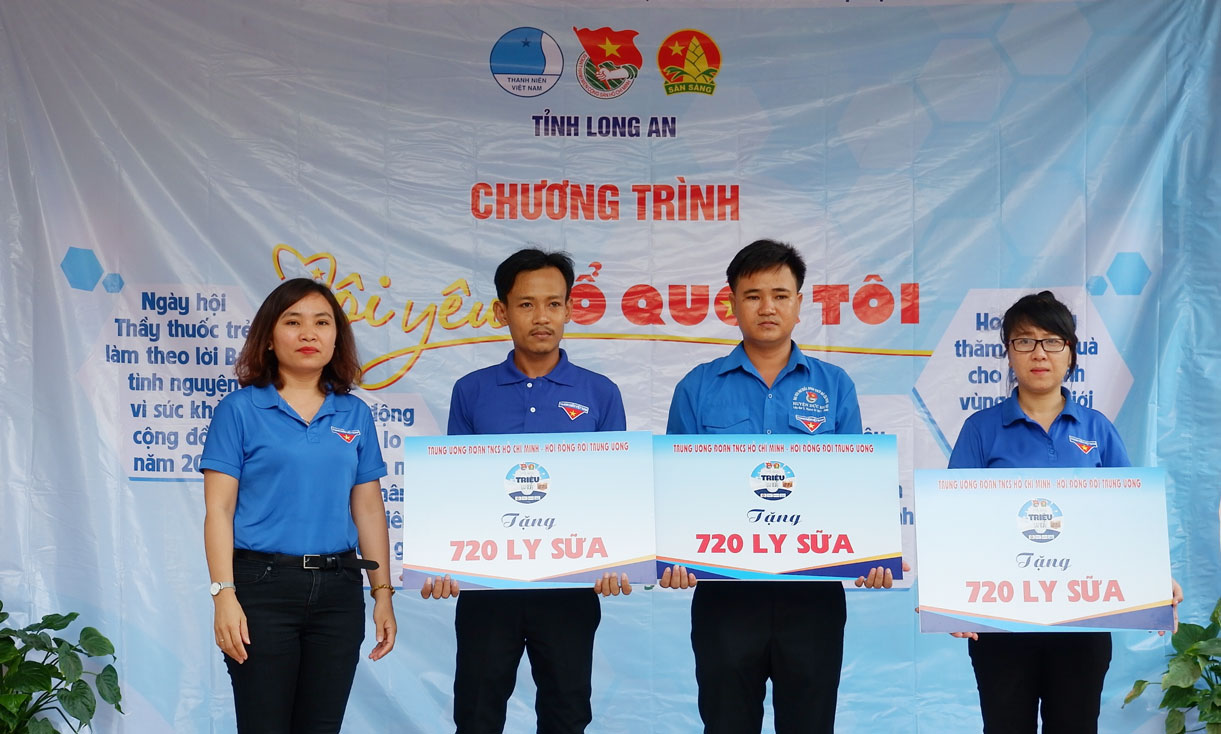 Phó Bí thư Tỉnh đoàn- Chủ tịch Hội Đồng Đội tỉnh – Lê Thị Cẩm Tú trao bảng tượng trưng 2.400 ly sữa