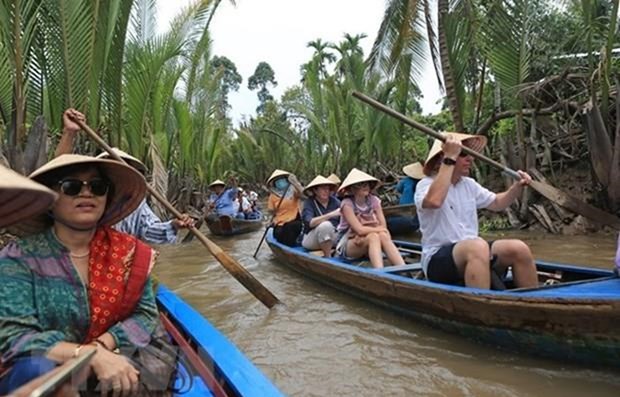 Khách quốc tế khám phá miền sông nước Tiền Giang. (Ảnh: Ngọc Hà/TTXVN)