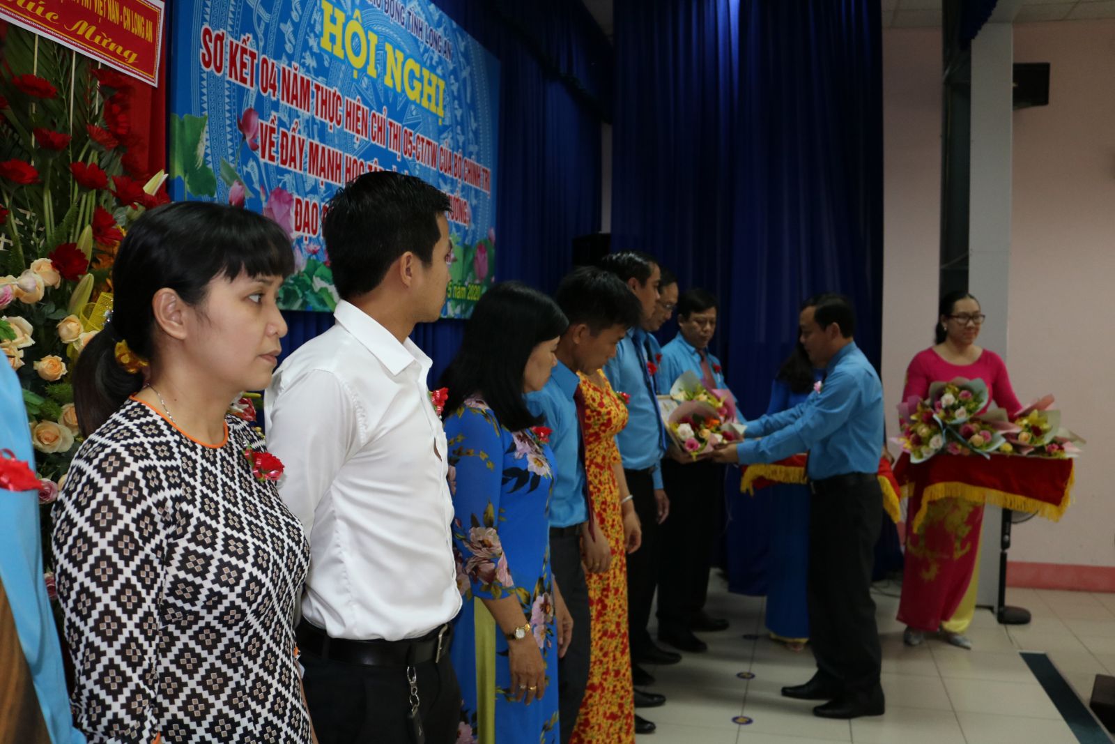Phó Chủ tịch thường trực LĐLĐ tỉnh-Hồ Văn Xuân trao tặng Bằng khen cho các tập thể, cá nhân có thành tích xuất sắc trong thực hiện Chỉ thị 05 của Bộ Chính trị