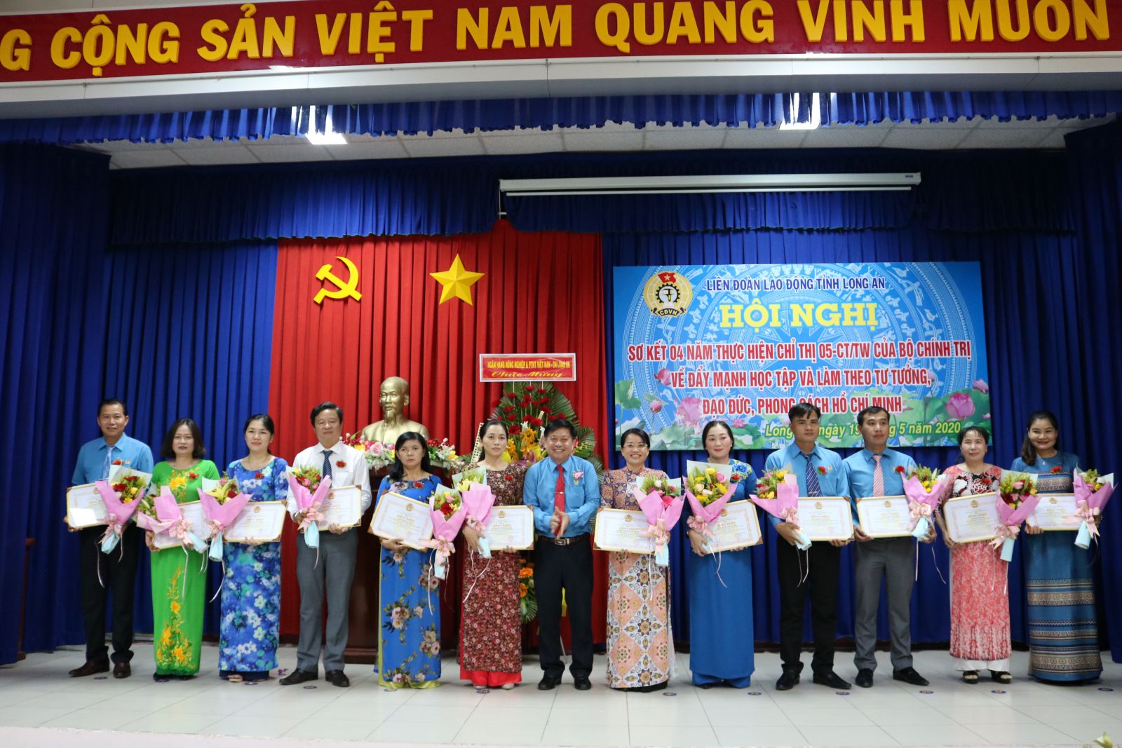 Chủ tịch LĐLĐ  tỉnh-Nguyễn Văn Quí trao Bằng khen cho các tập thể, cá nhân có thành tích xuất sắc trong thực hiện Chỉ thị 05 của Bộ Chính trị