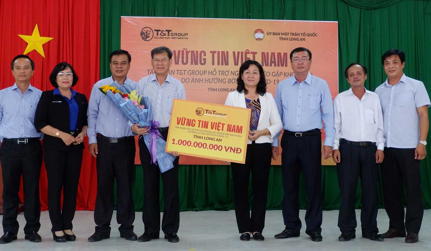 Đại diện lãnh đạo Tập đoàn T&T Group trao bảng tượng trưng 1 tỉ đồng UBMTTQVN tỉnh