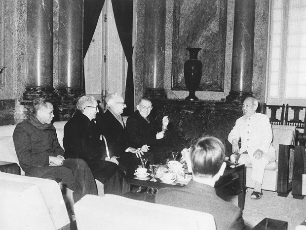 President Ho Chi Minh (R) receives US intellectuals protesting the Vietnam war (Photo: VNA)