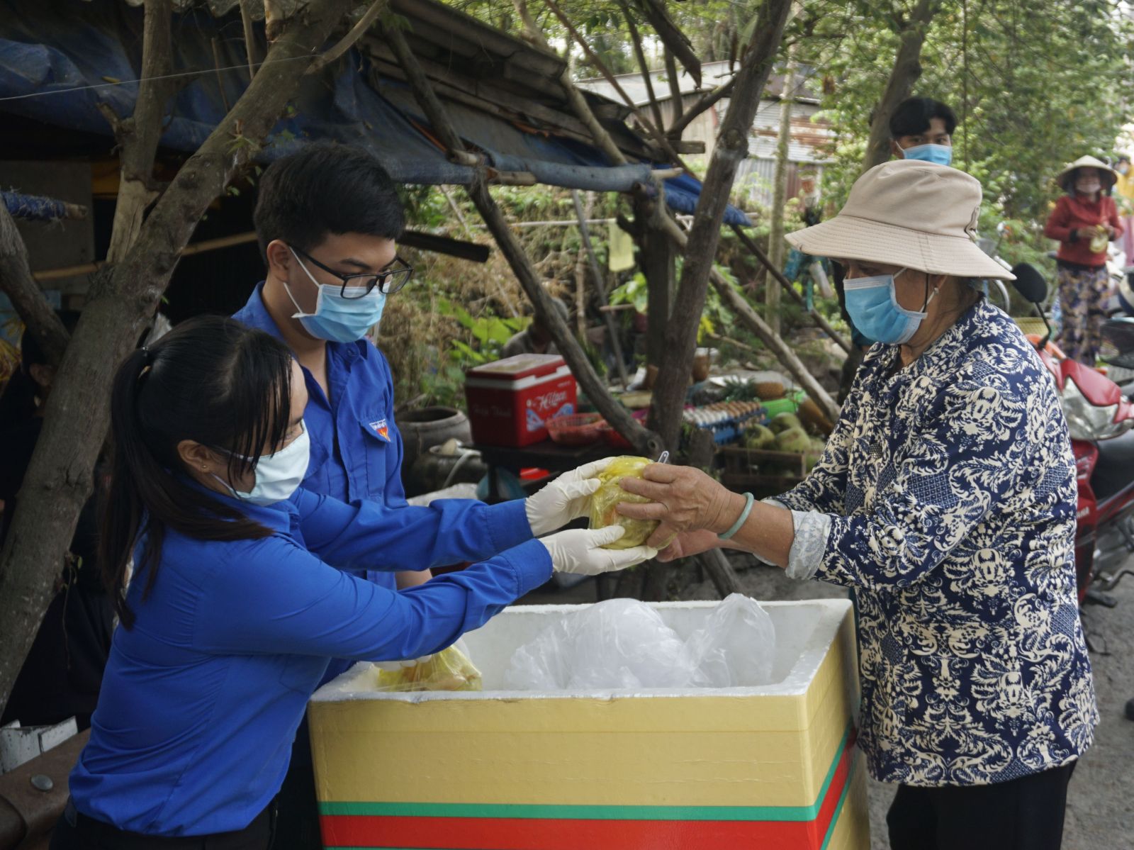 Suất cơm 0 đồng - ấm lòng người lao động khó khăn