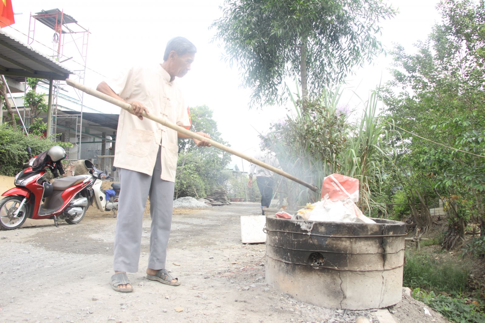 Lò đốt được UBND xã hỗ trợ cho các hộ dân tự xử lý rác tại nhà