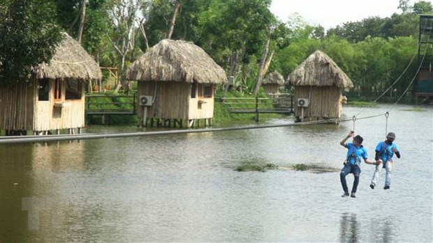 Đẩy mạnh du lịch nội địa, chuẩn bị điều kiện đón khách quốc tế Trượt cáp treo trên mặt hồ nước - sản phẩm du lịch mới tại Quảng Nam được giới trẻ ưu thích. (Ảnh: Hữu Trung/TTXVN)