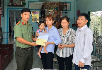 Công an tỉnh Long An trao tiền cho gia đình cán bộ hy sinh và 2 trường hợp ảnh hưởng chất độc hóa học