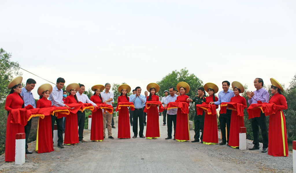 Former State President - Truong Tan Sang attends inauguration ceremony of bridges and culverts in Duc Hue