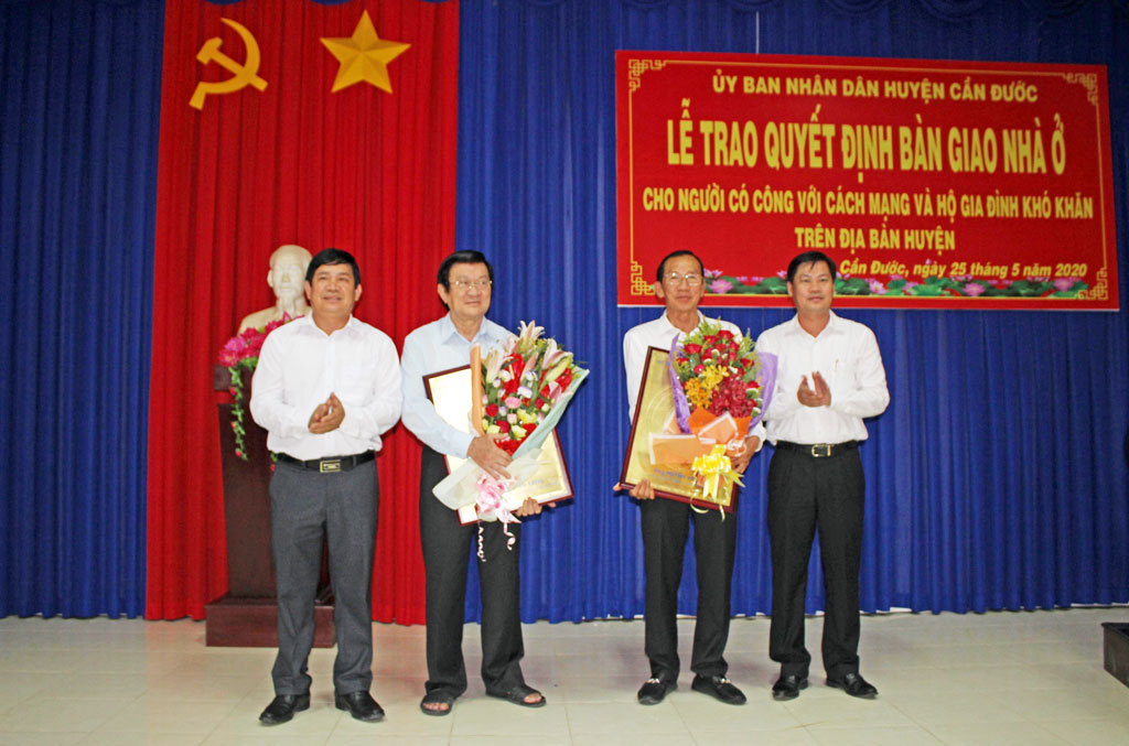 Nguyên Chủ tịch nước - Trương Tấn Sang dự Lễ bàn giao 100 căn nhà tại huyện Cần Đước