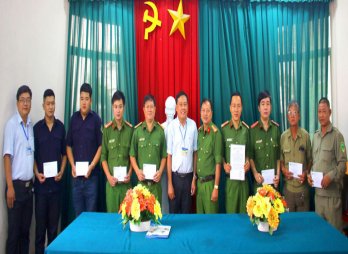 Khen thưởng đột xuất 8 cá nhân bắt trộm nắp hầm cáp viễn thông