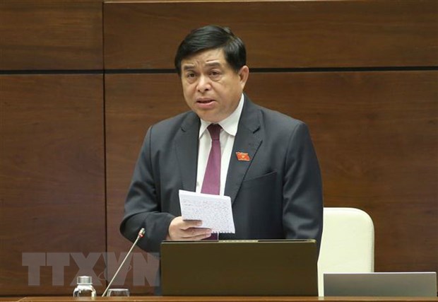 Bộ trưởng Bộ Kế hoạch và Đầu tư Nguyễn Chí Dũng báo cáo, làm rõ một số vấn đề đại biểu Quốc hội nêu. (Ảnh: Doãn Tấn/TTXVN)