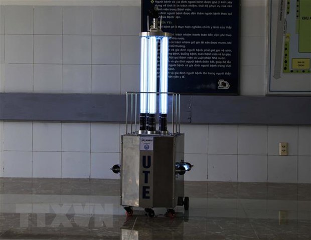 Trường Đại học Sư phạm Kỹ thuật (Đại học Đà Nẵng) tặng sản phẩm Robot diệt khuẩn bằng tia UV cho Bệnh viện Đà Nẵng. (Ảnh: Văn Dũng/TTXVN)