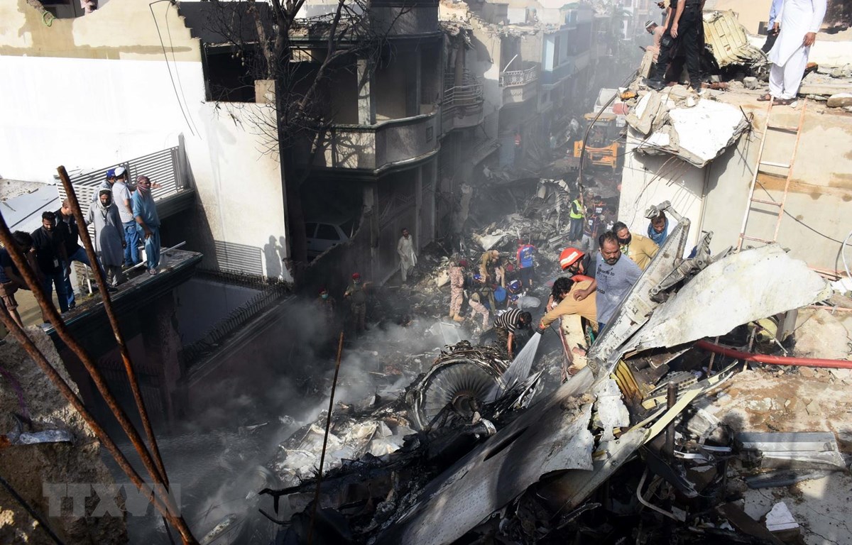Nhân viên cứu hộ làm nhiệm vụ tại hiện trường vụ rơi máy bay tại Karachi, Pakistan, ngày 22/5/2020. (Ảnh: THX/TTXVN)