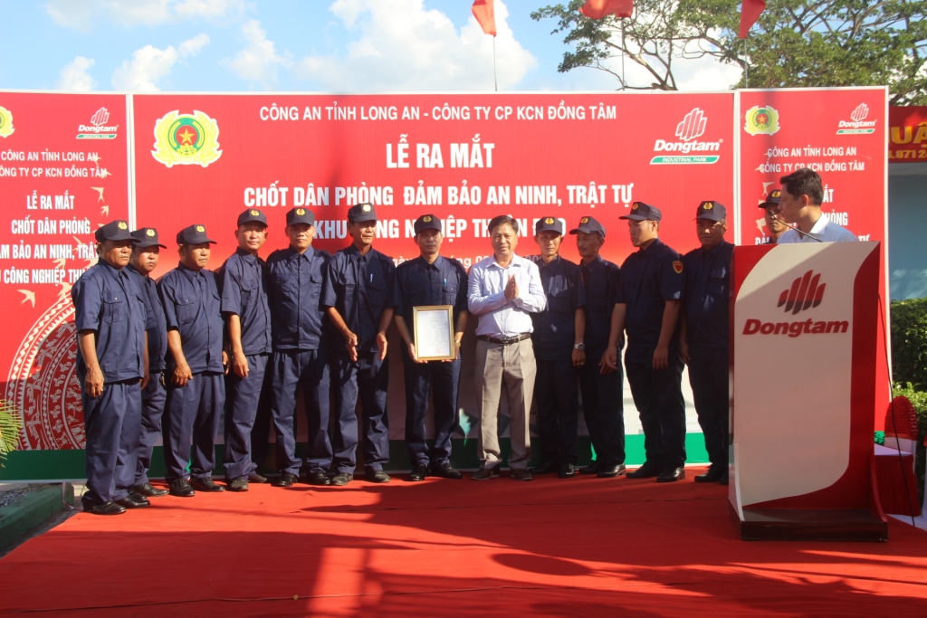 Chủ tịch UBND thị trấn Bến Lức - Nguyễn Minh Hùng trao quyết định thành lập đội dân phòng gồm 12 thành viên