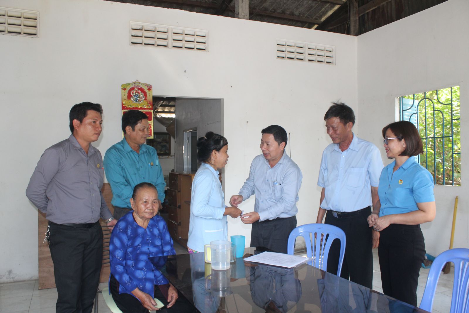 Phó Giám đốc Sở Lao động - Thương binh và Xã hội - Nguyễn Đại Tánh (thứ 3, phải qua) thăm hỏi, tặng quà cho gia đình nạn nhân bị tai nạn lao động