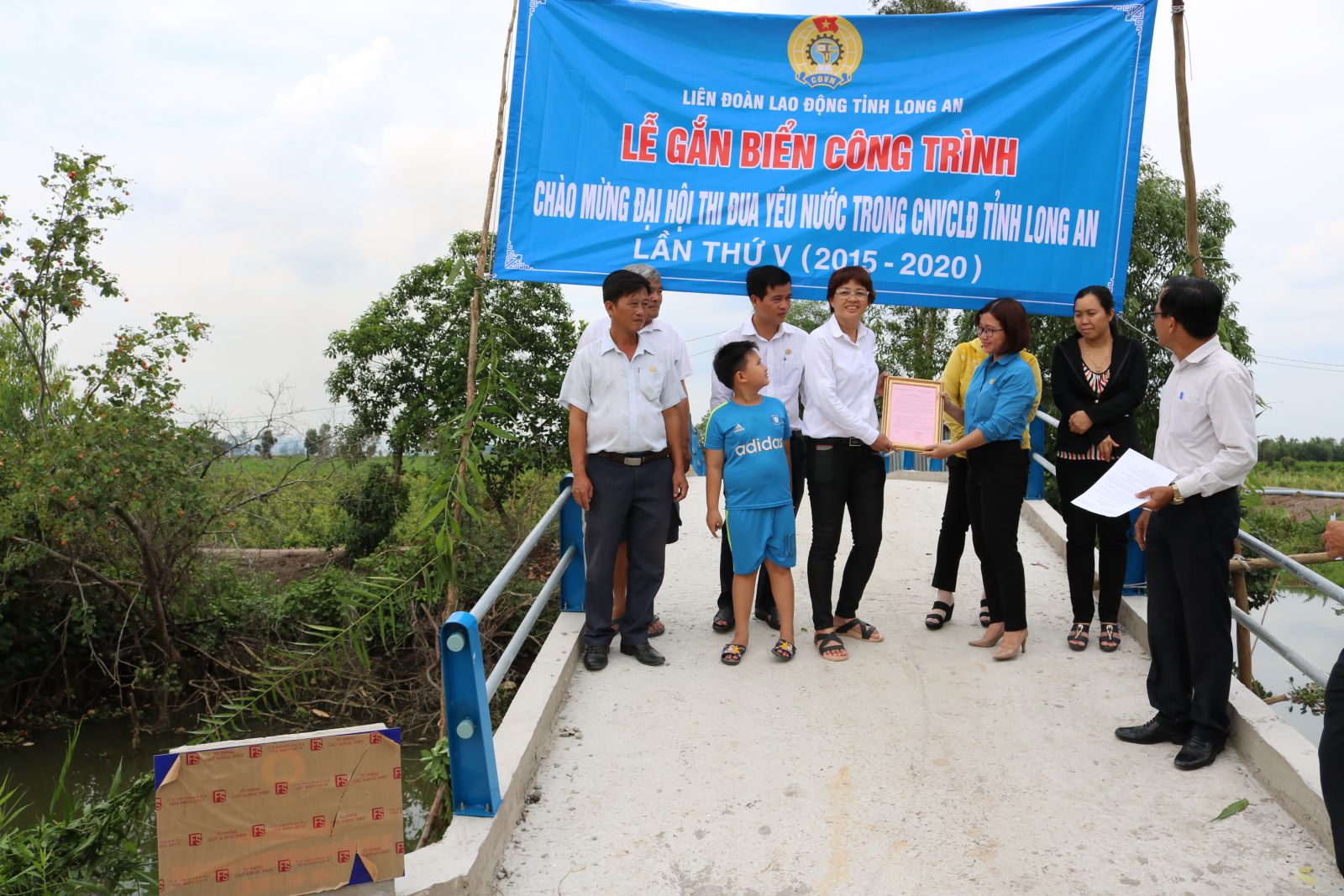 Phó Chủ tịch LĐLĐ tỉnh-Phạm Thị Quyên trao Quyết định Công nhận công trình Cầu Sạn 5