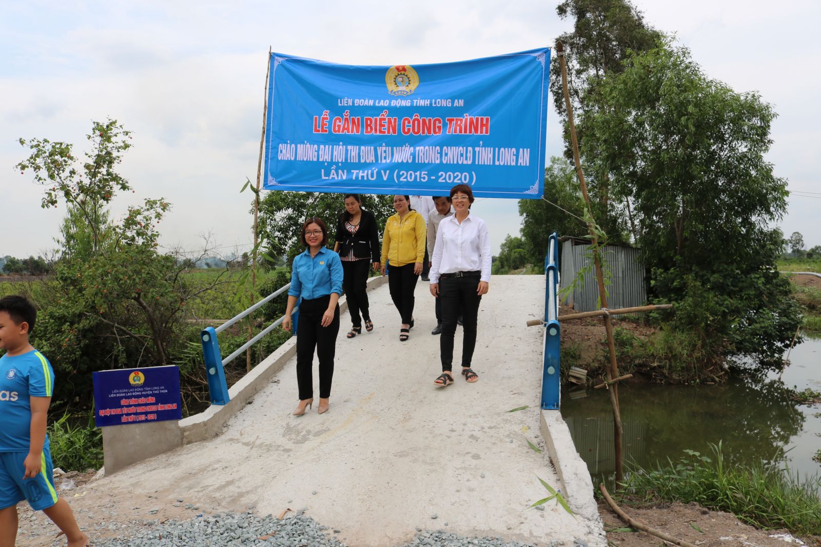 Cầu Sạn 5, ấp 3, xã Tân Thành, huyện Thủ Thừa vừa được khánh thành, tạo điều kiện thuận lợi cho học sinh và người dân đi lại