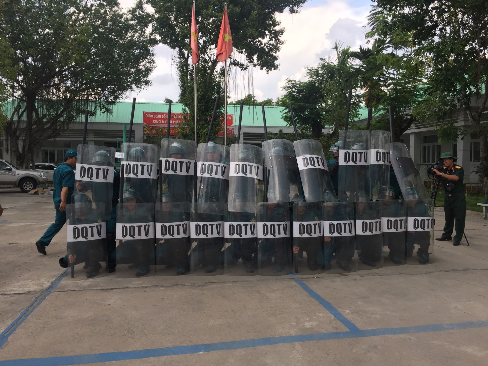 'Bức tường sắt' ở một công ty Lực lượng tự vệ công ty tham gia huấn luyện