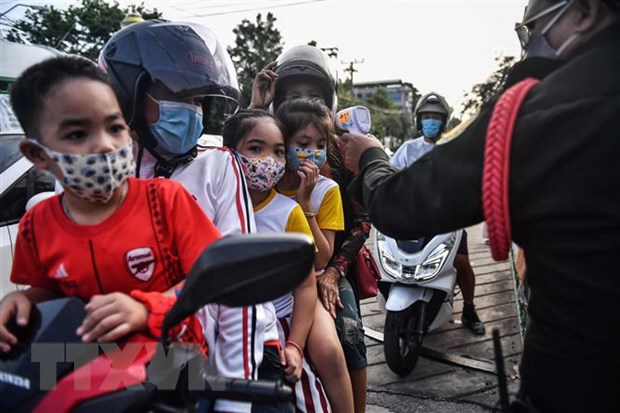 Người dân đeo khẩu trang phòng lây nhiễm COVID-19 tại Bangkok, Thái Lan. (Ảnh: AFP/TTXVN)