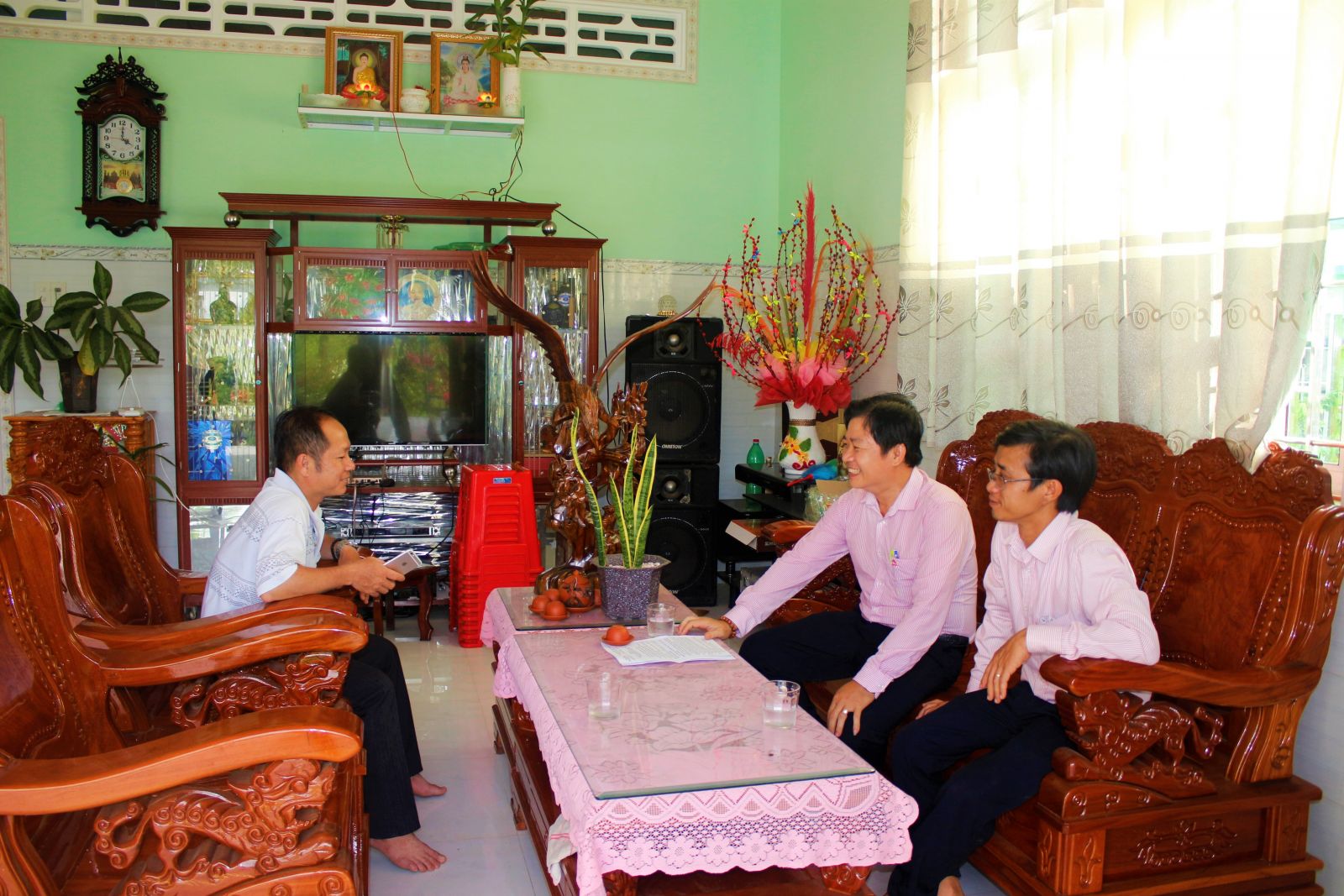 Nhân viên Phòng Giao dịch Ngân hàng Chính sách Xã hội huyện Châu Thành hướng dẫn người dân sử dụng hiệu quả nguồn vốn vay