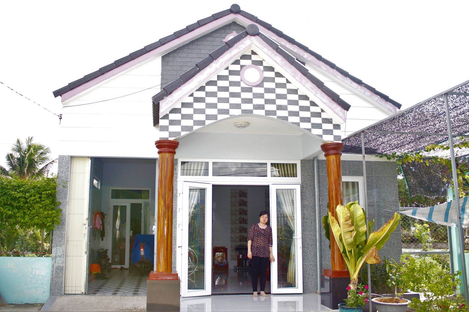 Chị Nguyễn Thị Thu Nguyệt ở ấp 7, xã Vĩnh Công, huyện Châu Thành, có nhà ở khang trang từ vốn vay ưu đãi nhà ở xã hội