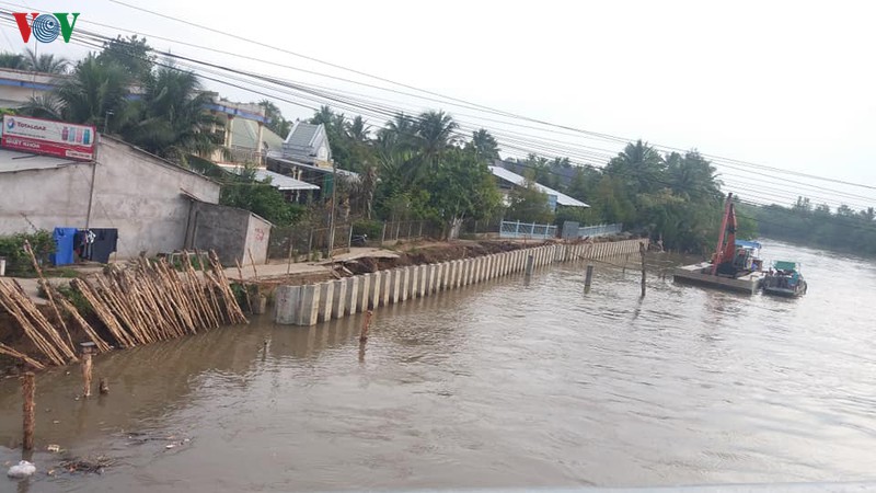 Khắc phục sạt lở ven sông Phú Phong thuộc huyện Châu Thành, tỉnh Tiền Giang.