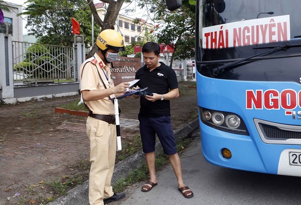 Lực lượng cảnh sát giao thông thành phố Hưng Yên (tỉnh Hưng Yên) tiến hành kiểm tra và xử lý các trường hợp vi phạm trật tự an toàn giao thông. (Ảnh: Phạm Kiên/TTXVN)