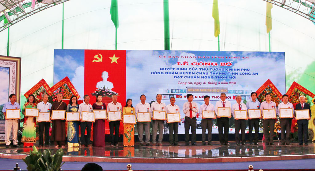 Secretary of the Provincial Party Committee and Chairman of Long An Provincial People's Committee - Tran Van Can presented certificates of merit to 6 collectives and 15 individuals who have made outstanding achievements in building Chau Thanh district to meet the new-style rural standard