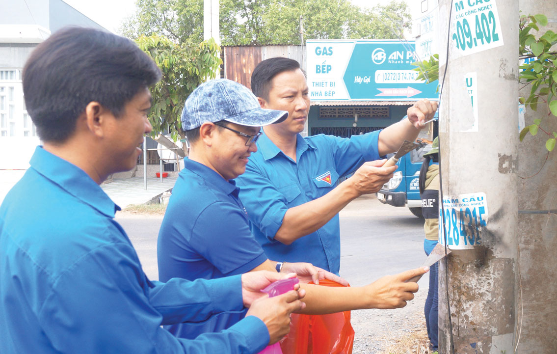 Chung tay xây dựng cảnh quan, môi trường nông thôn Đoàn viên, thanh niên tham gia bóc dỡ rao vặt, quảng cáo không đúng quy định