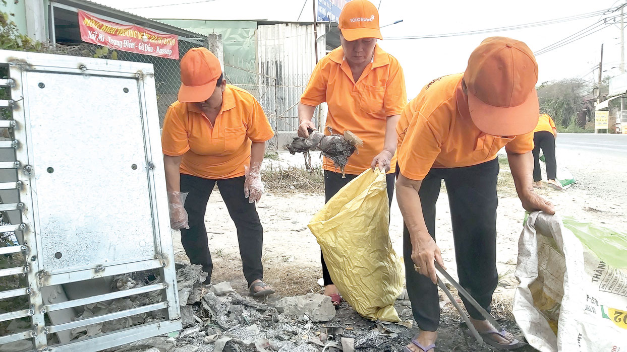 Chung tay xây dựng cảnh quan, môi trường nông thôn Người dân tham gia nhặt rác dọc các tuyến đường, khu dân cư