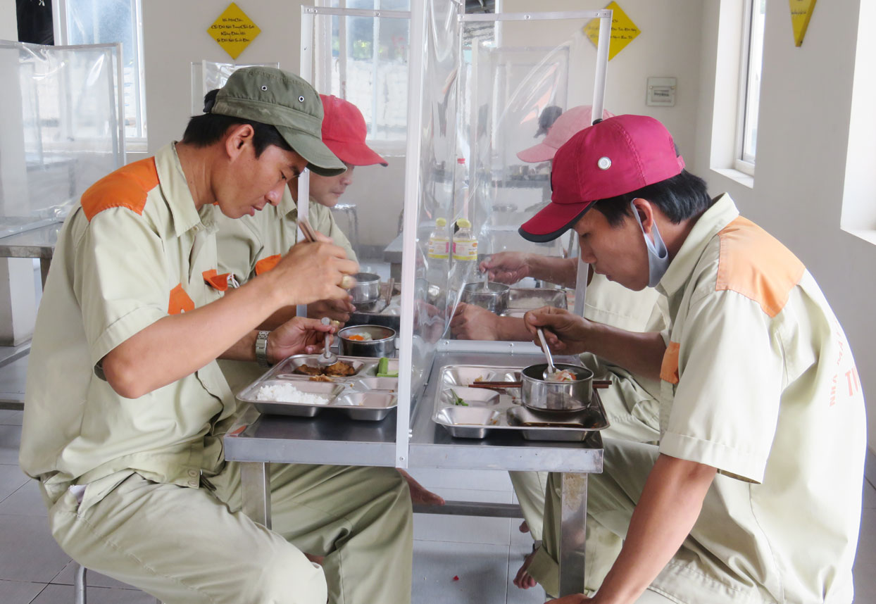 Công nhân tại nhà máy Tú Phương vẫn được hưởng các chế độ phúc lợi, cơm trưa đầy đủ, bàn ăn có vách ngăn