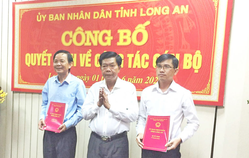 Chủ tịch UBND tỉnh Long An - Trần Văn Cần trao quyết định cho ông Phạm Văn Dũng (bìa trái) và ông Lê Hồng Phước (bìa phải) 
