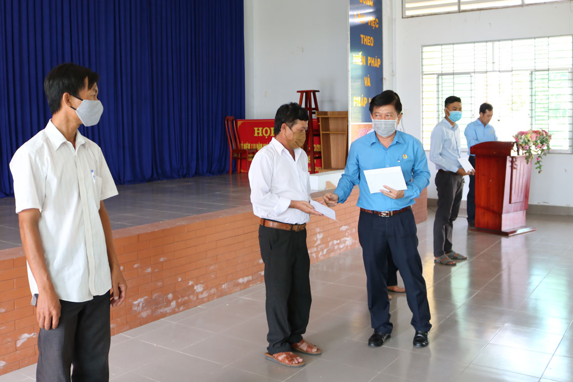 Chủ tịch Liên đoàn Lao động tỉnh - Nguyễn Văn Quí trao tiền hỗ trợ công nhân, viên chức, lao động bị ảnh hưởng hạn, mặn
