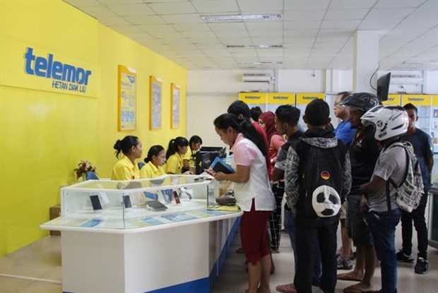 People in Timor-Leste register for Viettel’s 4G SIM card. (Photo: enternews.vn)